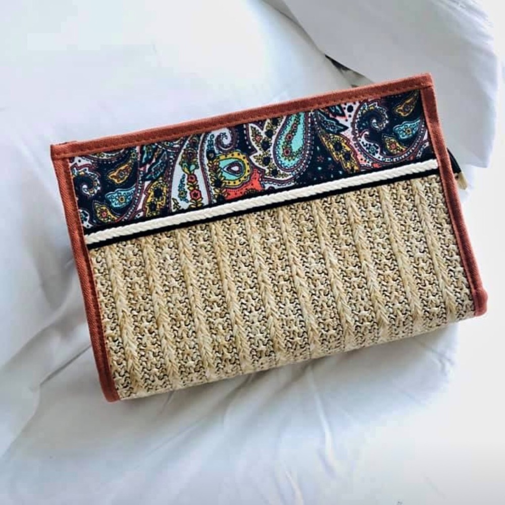 SOLD❣️Vintage Design Woven Clutch 👝